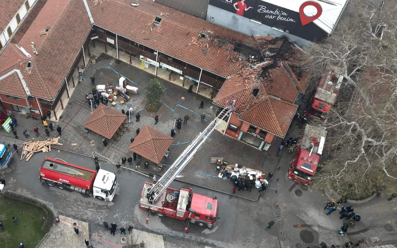 Bursa’da tarihi çarşıda çıkan yangın havadan görüntülendi
