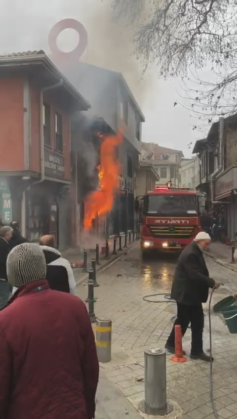 Bursa’da tarihi çarşıda çıkan yangın havadan görüntülendi