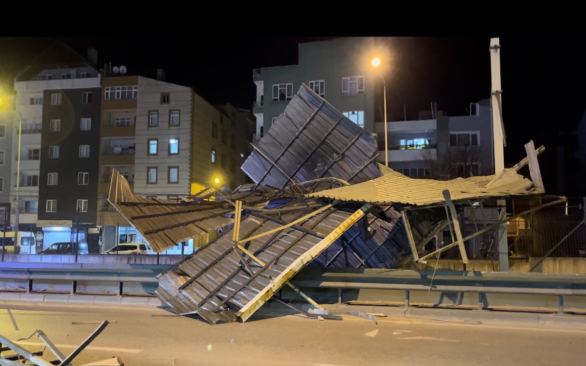 Bursa’da şiddetli lodos 3 katlı binanın çatısı uçurdu, metro seferleri iptal oldu