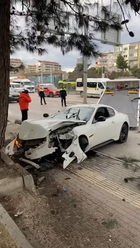 Bursa’da lüks otomobil ağaca çarparak pert oldu