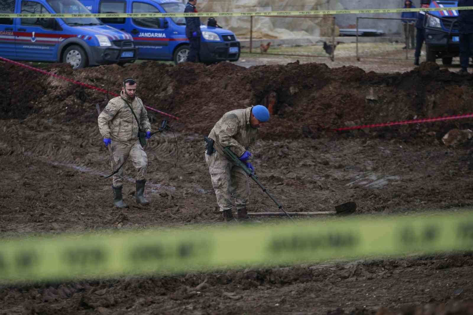 Jandarma dedektörle cinayetin işlendiği suç aletini arıyor