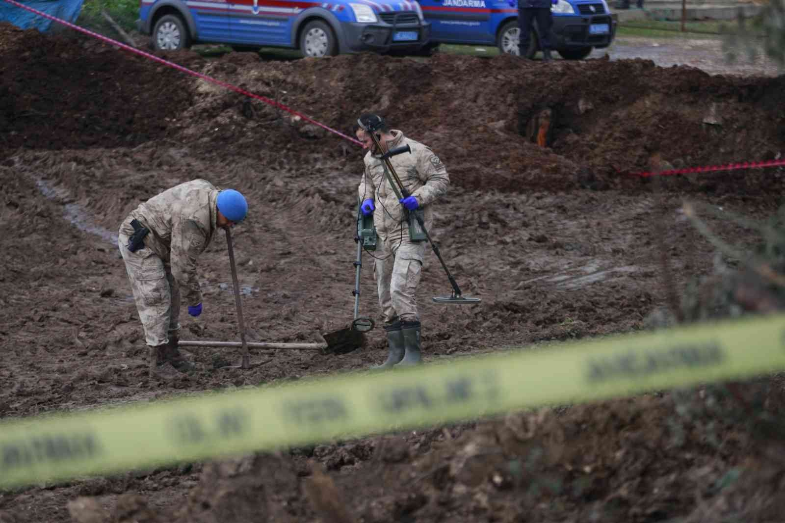 Jandarma dedektörle cinayetin işlendiği suç aletini arıyor
