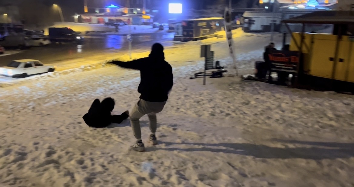Kar kalınlığı 16 santimetreyi geçti, vatandaşlar Uludağ’a akın etti