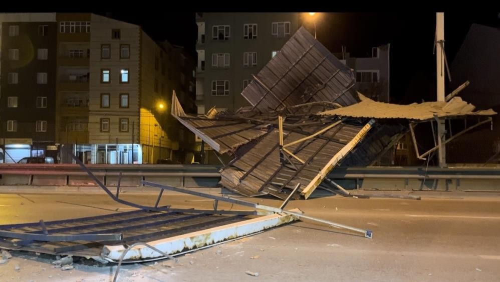 Bursa’da metro hattına çatı uçtu, ekipler seferber oldu