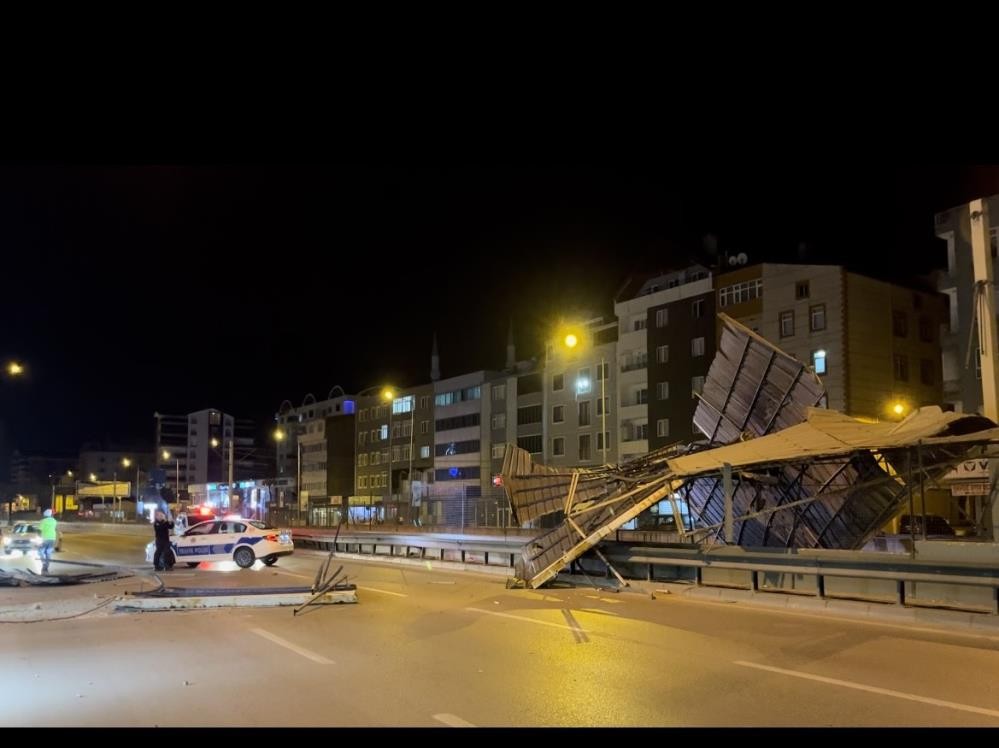 Bursa’da metro hattına çatı uçtu, ekipler seferber oldu