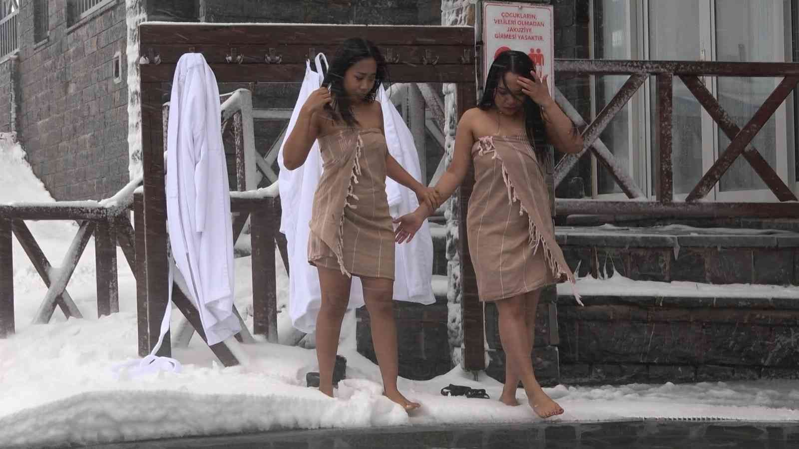 (Özel) Uludağ’a gelen turistler dondurucu soğukta sıcak havuzun keyfini çıkartıyor