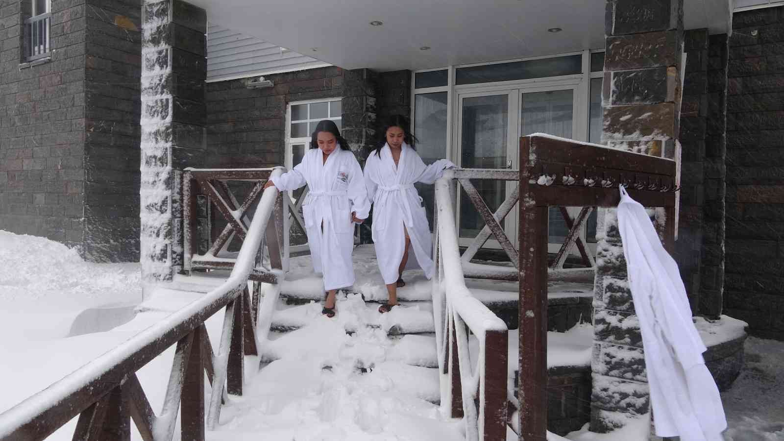 (Özel) Uludağ’a gelen turistler dondurucu soğukta sıcak havuzun keyfini çıkartıyor