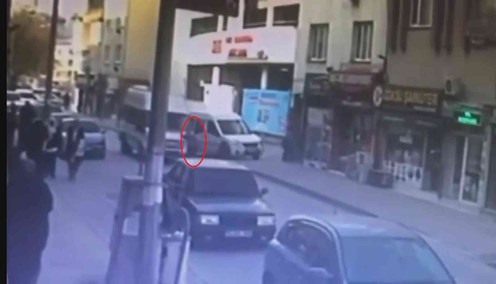 (Özel) Bursa’da yola atlayan küçük kıza minibüs çarptı