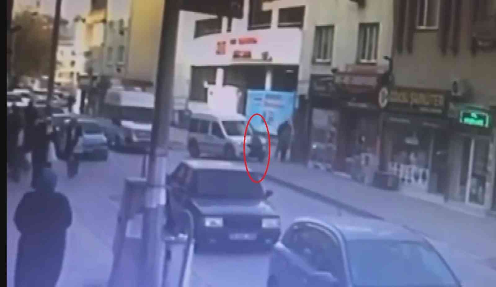 (Özel) Bursa’da yola atlayan küçük kıza minibüs çarptı