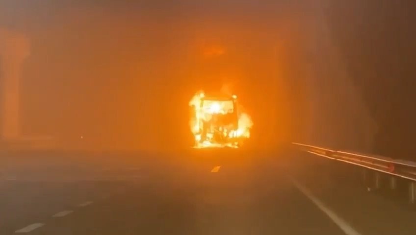 Bursa’da seyir halindeki yolcu otobüsü alev alev yandı