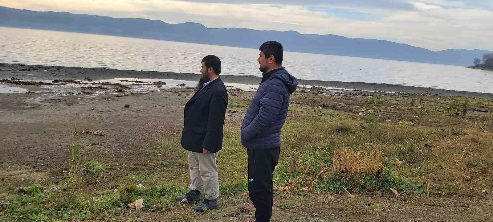 İznik Gölü’nde mahsur kalmışlardı, şimdi teknelerini arıyorlar