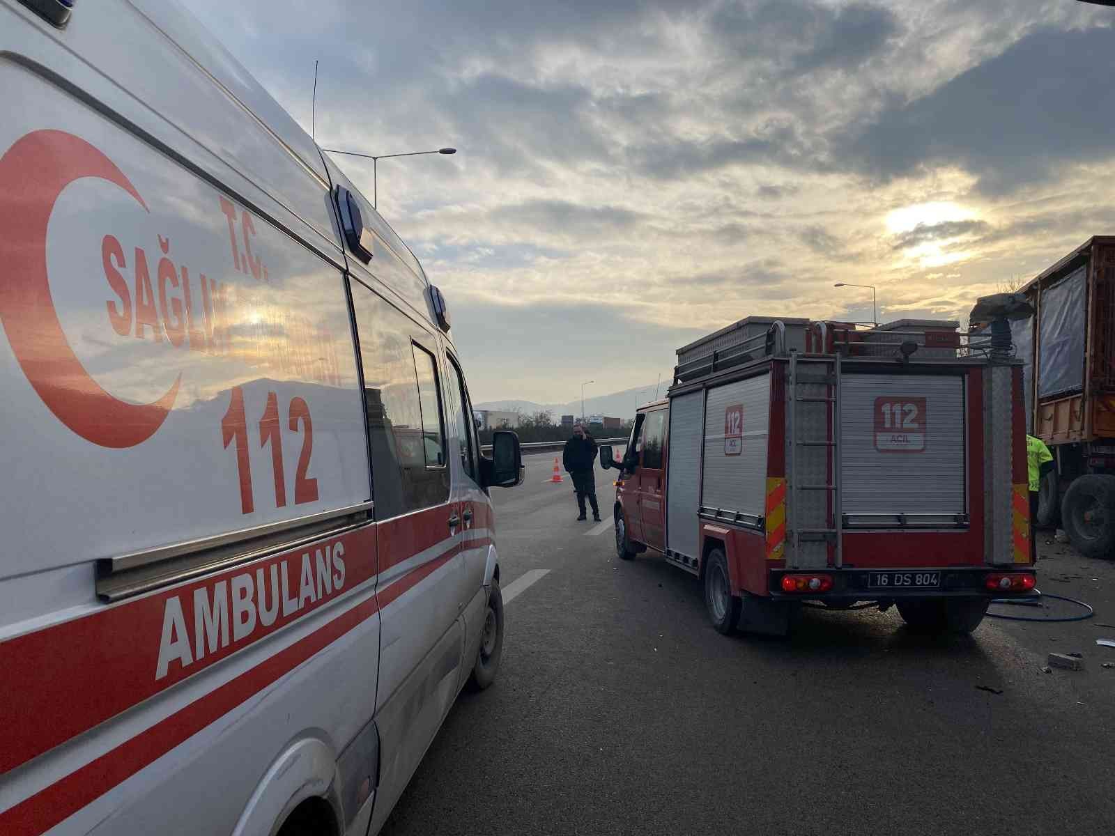 Bursa’da akılalmaz kaza : TIR’a çarpan otomobil, dorsenin altına girdi : 1 ölü