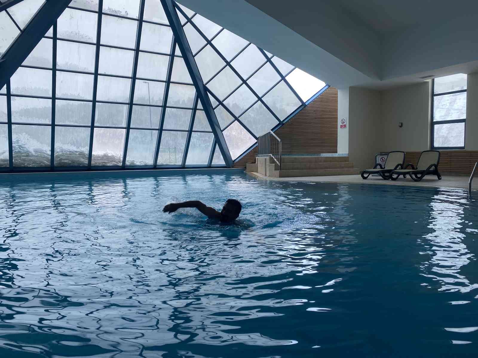 Uludağ’a gelen turistlerin 1863 metre yükseklikte spa ve havuz keyfi