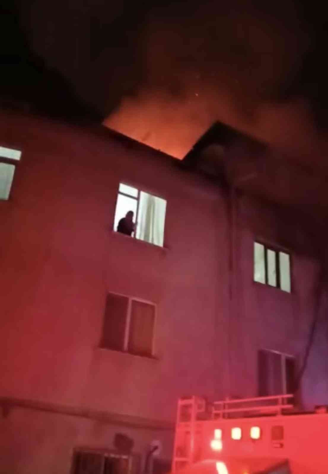 Bursa’da 3 katlı apartmanın çatısı alev alev yandı