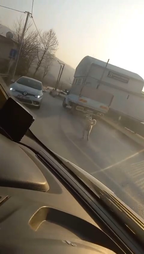 Bursa’da kamyonete bağladığı köpeğe eziyet ederek götürdü