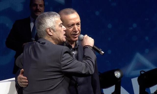Ünlü sanatçı Cengiz Kurtoğlu'ndan Cumhurbaşkanı Erdoğan'a sürpriz! Sahnede en meşhur şarkısına eşlik etti
