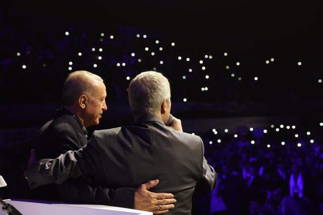 Ünlü sanatçı Cengiz Kurtoğlu'ndan Cumhurbaşkanı Erdoğan'a sürpriz! Sahnede en meşhur şarkısına eşlik etti