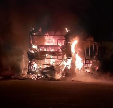 Park halindeki halk otobüsü alev alev yandı