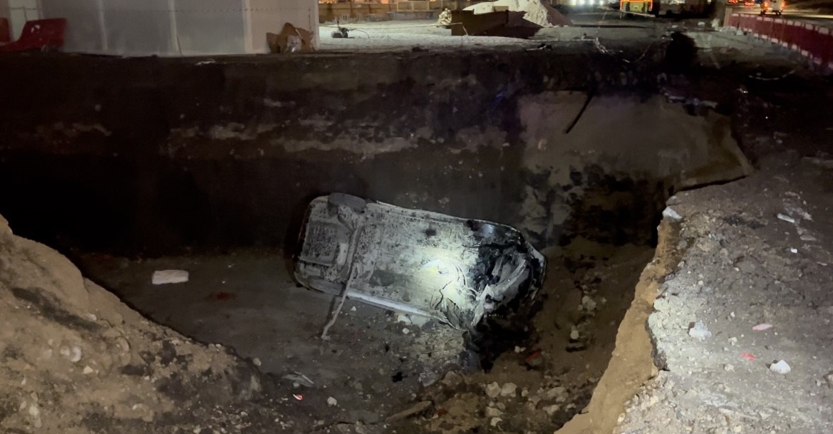 Kontrolden çıkan otomobil metro inşaatına uçtu: 1 yaralı