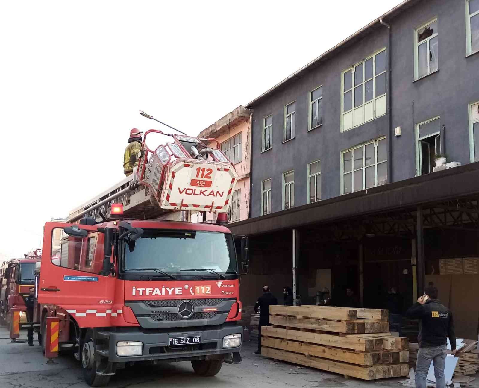 Bursa’da mobilya imalathanesinde yangın