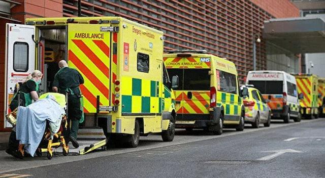 İngiltere'de sağlık sistemi çöktü: Sadece ölümcül durumlarda gelin uyarısı