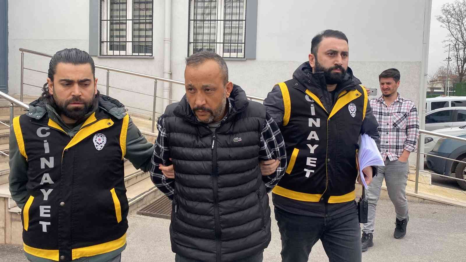 Bursa’da kızının gözü önünde 41 yaşındaki kadını öldüren saplantılı aşık, adliyeye sevk edildi