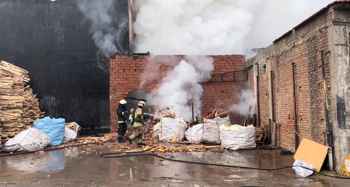 Bursa’da 3 katlı apartmanın altında bulunan kereste deposu alev alev yandı