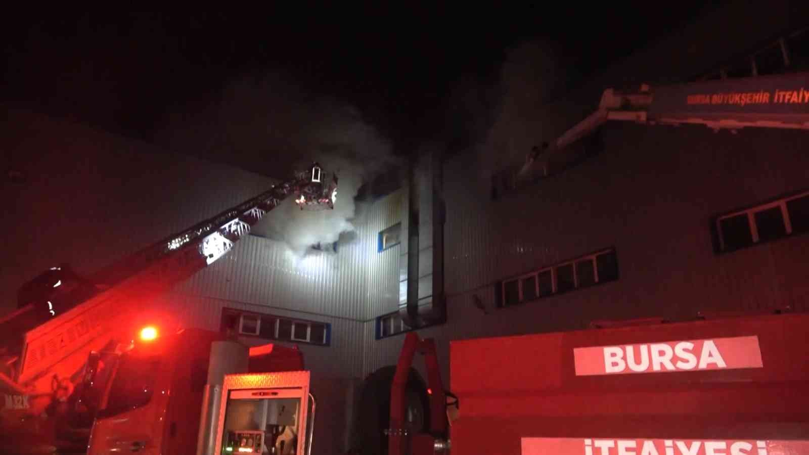 Bursa’daki fabrika yangınına 25 araç 80 personel müdahale ediyor