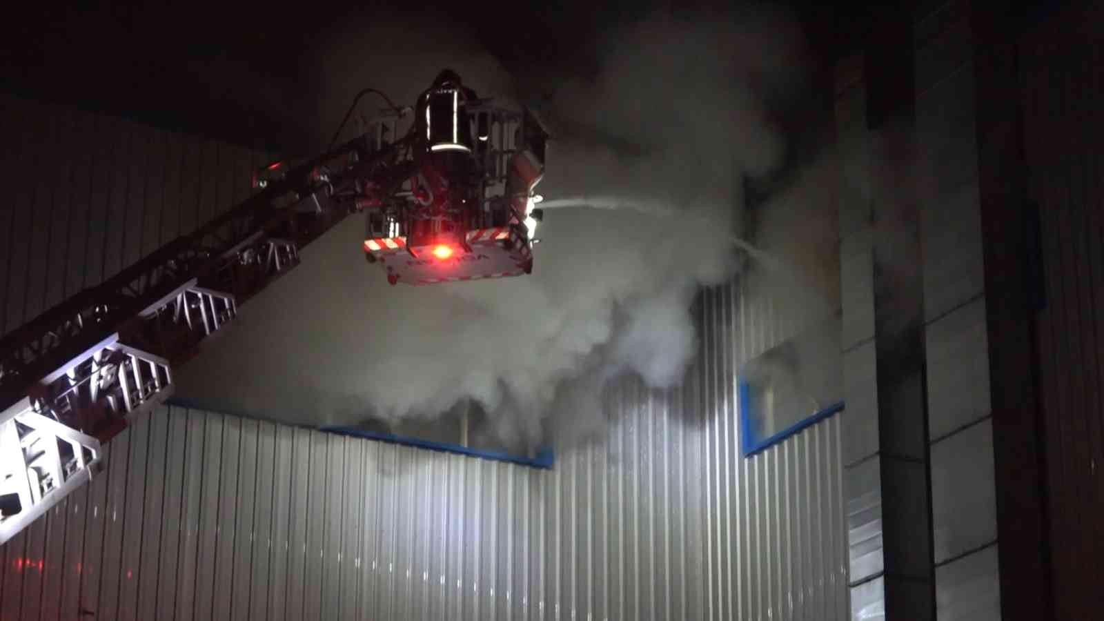 Bursa’daki fabrika yangınına 25 araç 80 personel müdahale ediyor