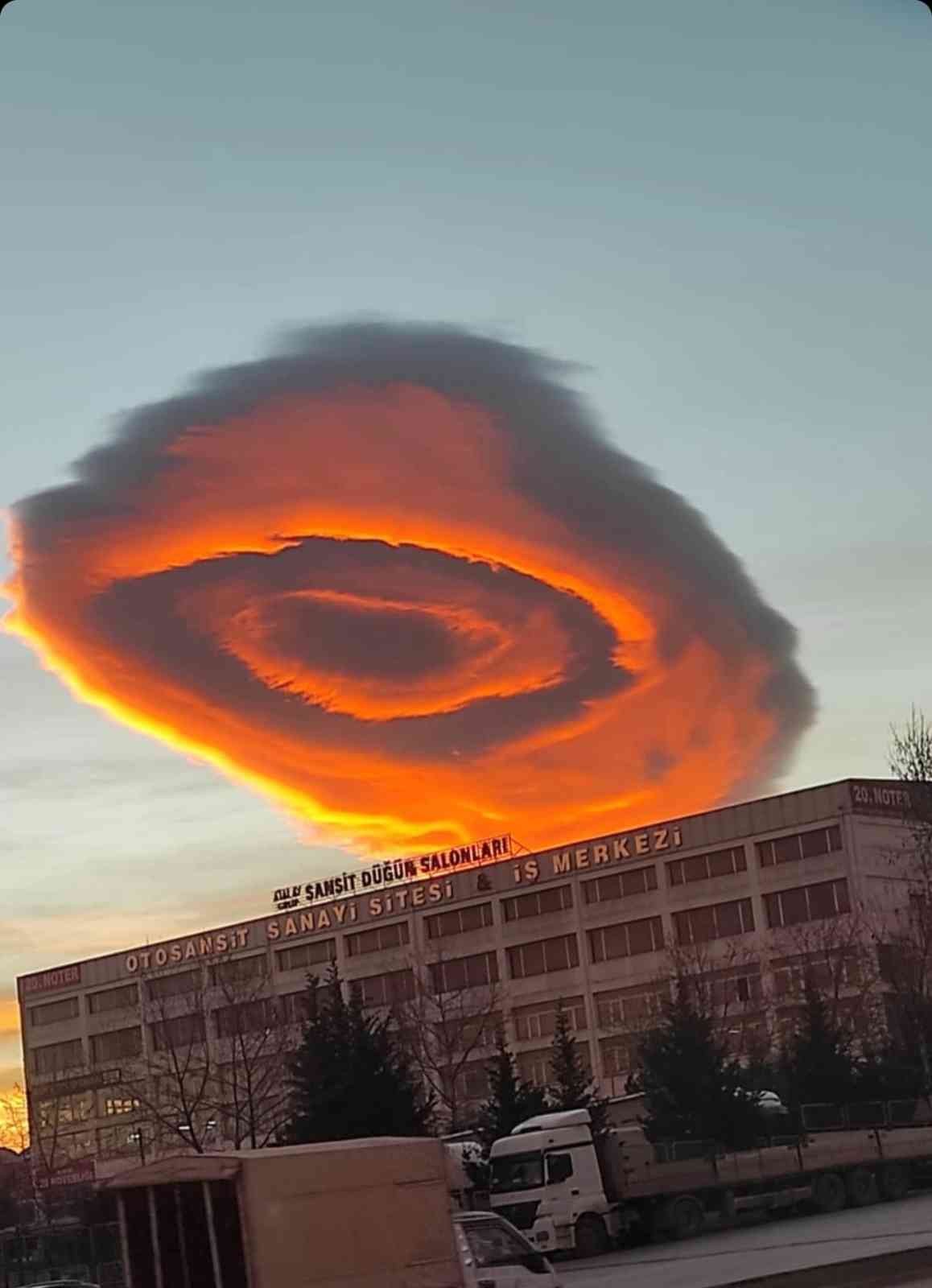 Bursa’da UFO’ya benzetilen mercek bulutlarla ilgili paylaşım