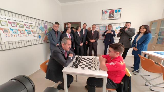 Bakan Özer dünya şampiyonu Kaan ile satranç oynadı! Gazetecilere uyarısı maça damga vurdu