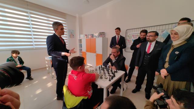 Bakan Özer dünya şampiyonu Kaan ile satranç oynadı! Gazetecilere uyarısı maça damga vurdu