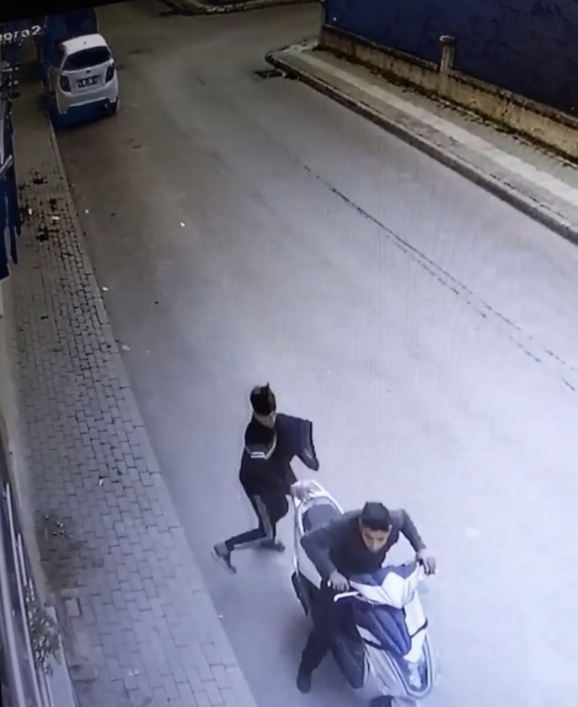 Bursa’da motosikletli çamaşır hırsızları kamerrada