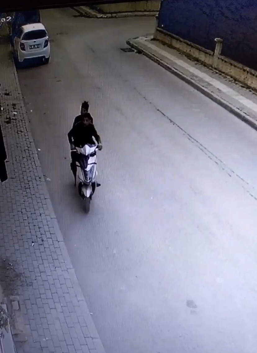 Bursa’da motosikletli çamaşır hırsızları kamerrada