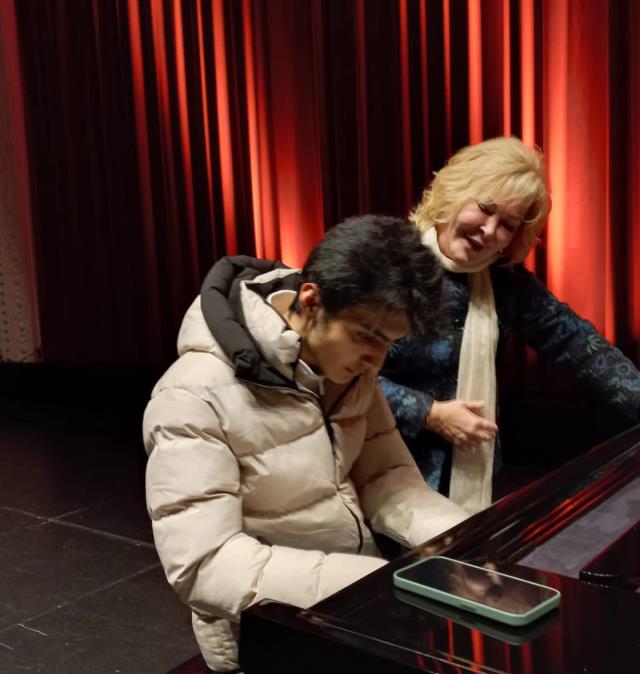 Piyano çalarak herkesin gönlünde taht kuran kuryeye dünyaca ünlü isimden destek! Hayalleri gerçek oldu
