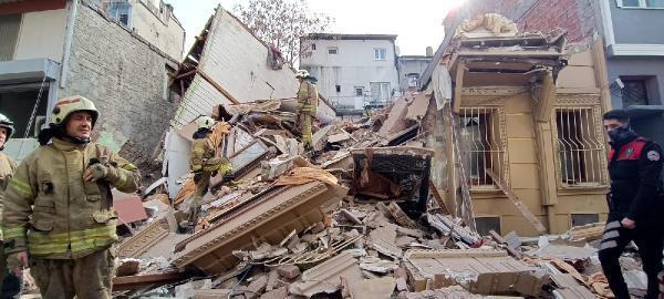 Fatih'te 2 katlı metruk bina çöktü