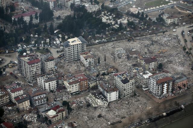Son Dakika: Depremde hayatını kaybedenlerin sayısı 43 bin 556'ya yükseldi