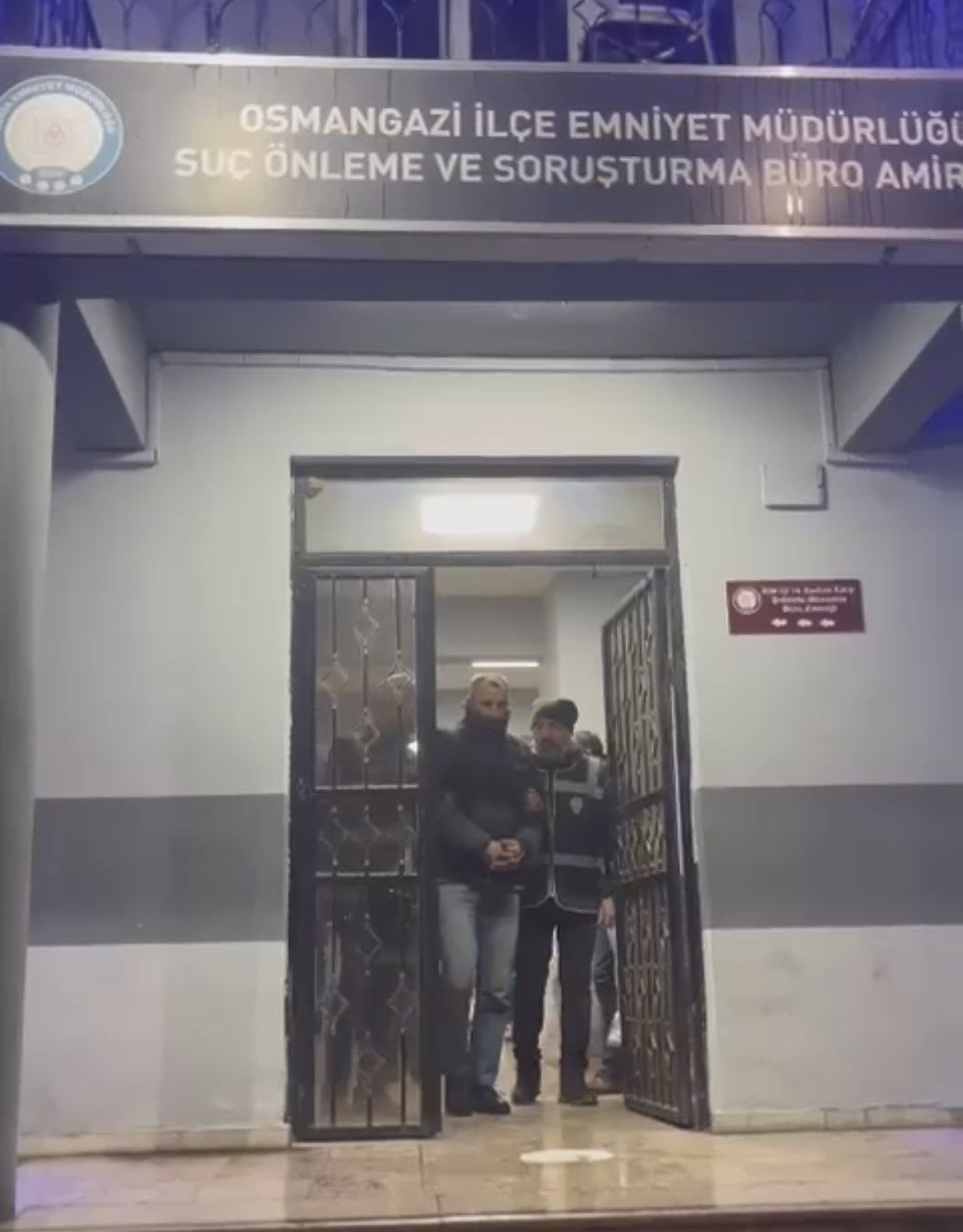 Bursa’da polis ekiplerince baskın atılan ev silah atölyesi çıktı