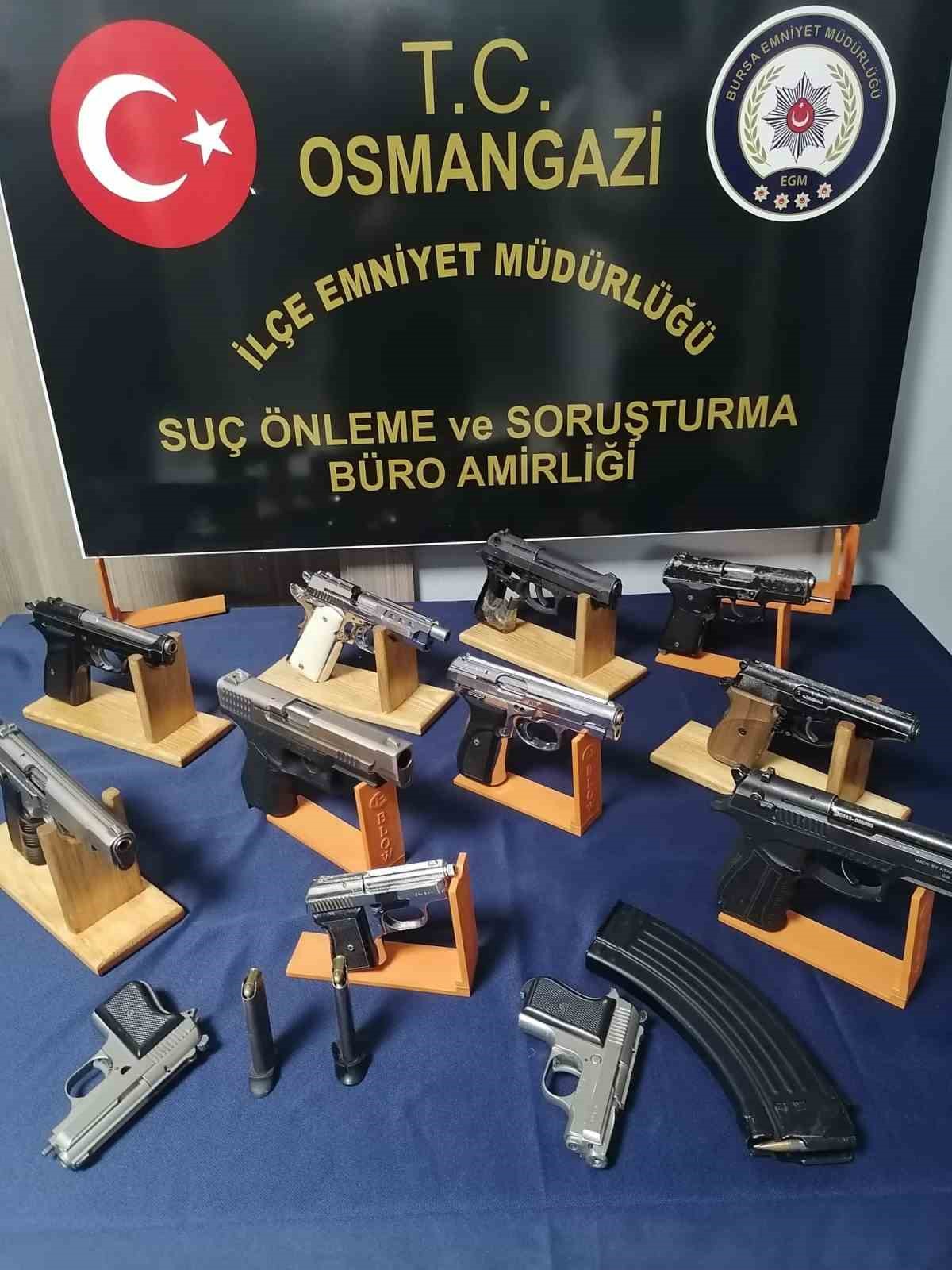 Bursa’da polis ekiplerince baskın atılan ev silah atölyesi çıktı