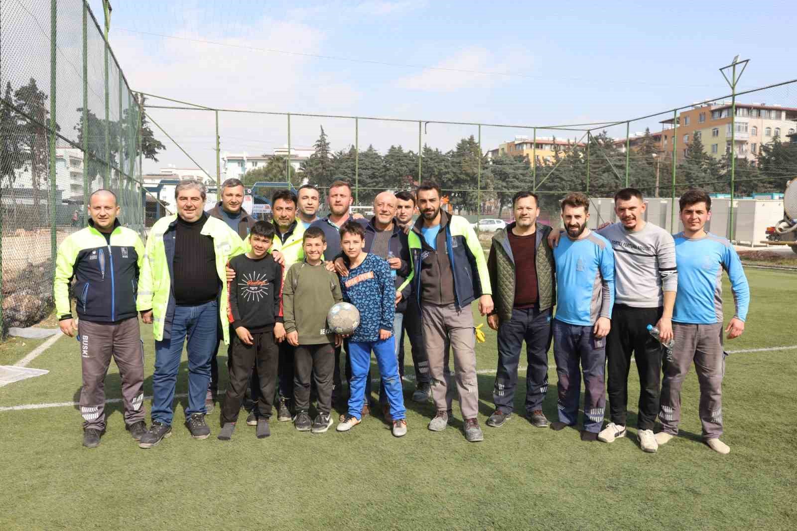 Bursalı ekipler depremzede çocuklarla moral maçı yaptı