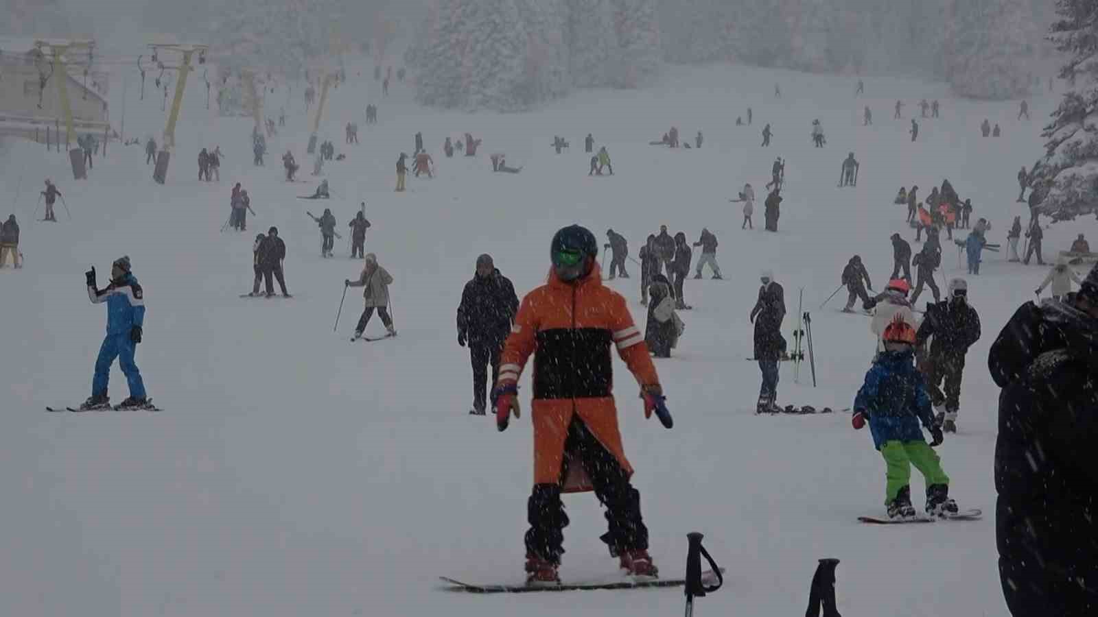 Uludağ’da yarıyılın son gününde tatilciler karın keyfini çıkarttı