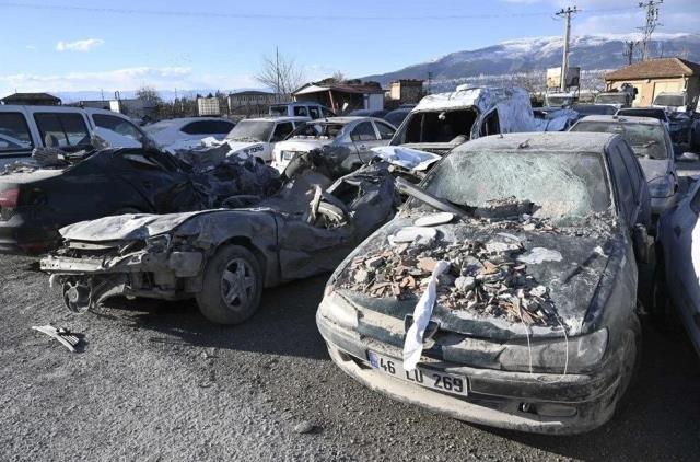 Depremin yaralarını sarmak isteyen vatandaşlar hasarlı araçlarını internetten satışa çıkarmaya başladı