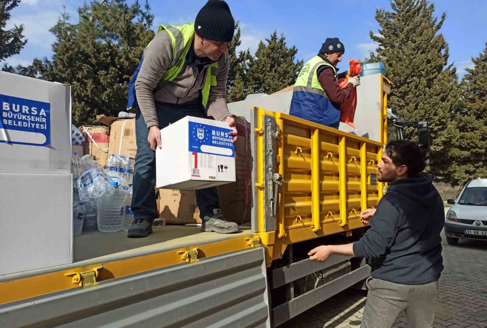 Deprem bölgesinde yardımlar itinayla dağıtılıyor