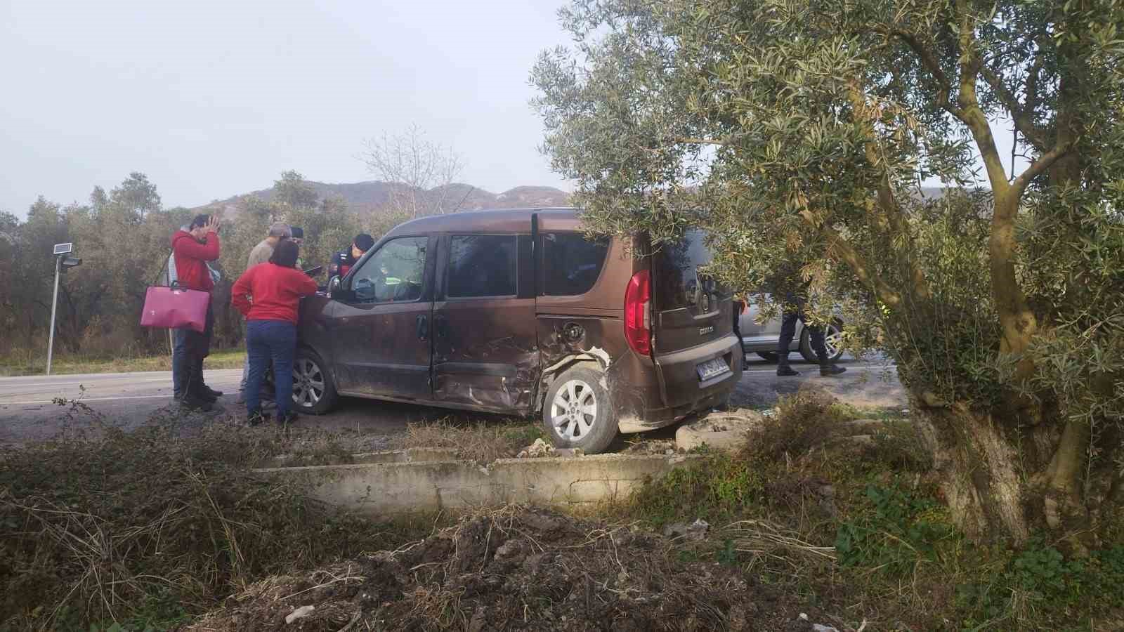 Depremzedelerin bulunduğu araç otomobille çarpıştı: 4 yaralı