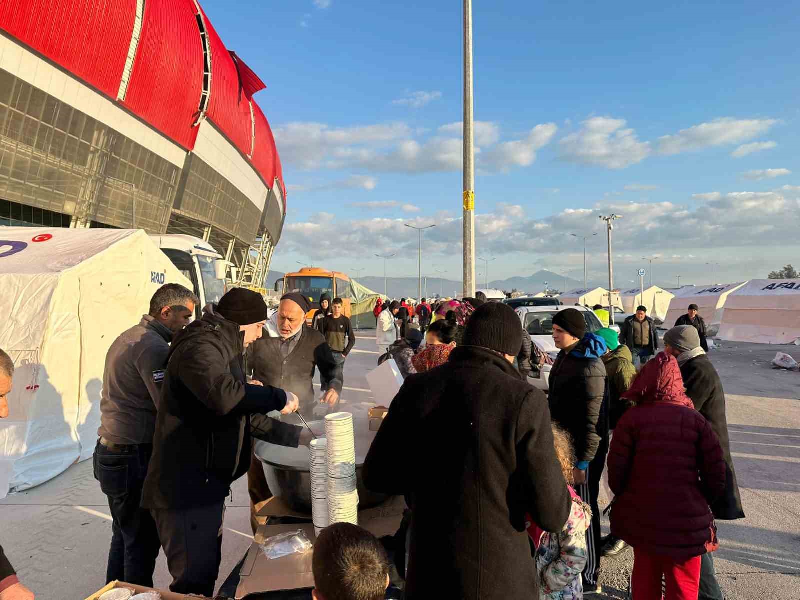 Osmangazi Belediyesi’nden depremzede vatandaşlara çorba ikramı