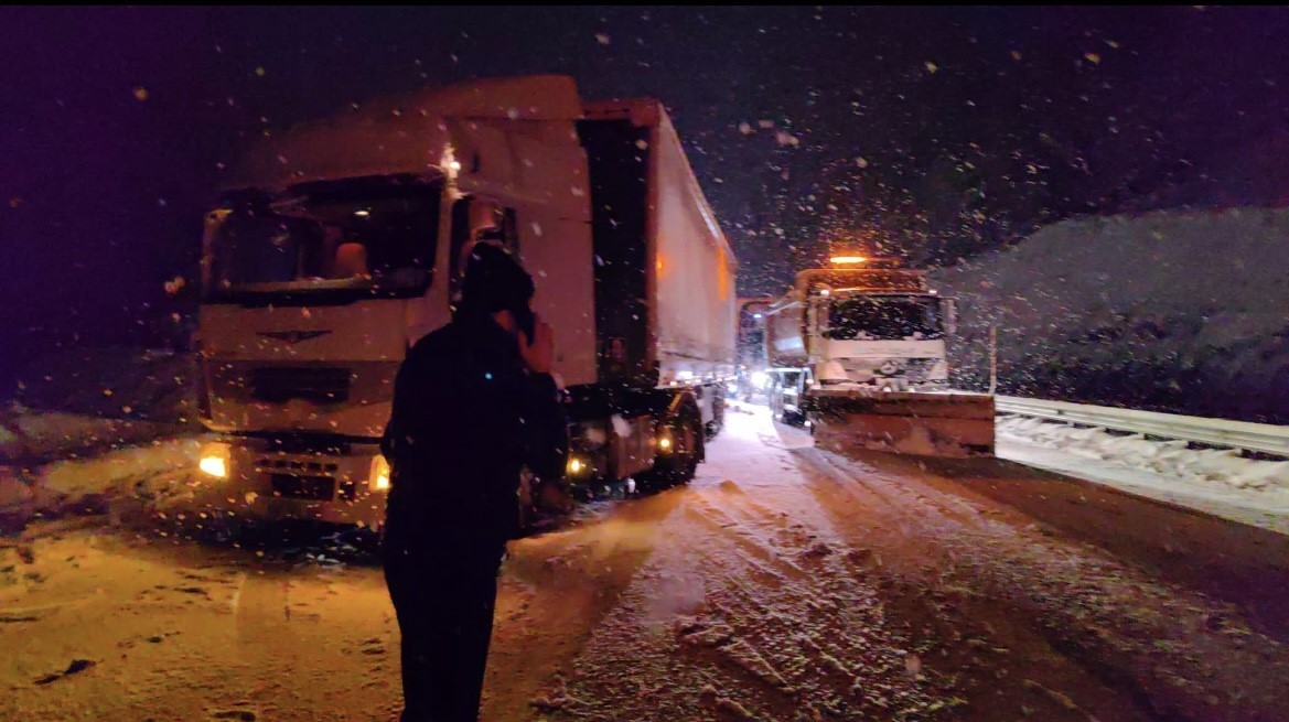 Bursa Ankara karayolunda tırların kayması sebebiyle kapanan yollar trafiğe açıldı