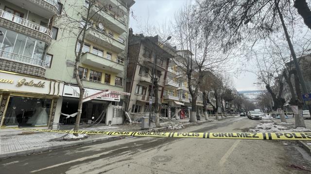 Malatya'da 4,7 büyüklüğünde deprem sonrası bir bina öne doğru yattı, cadde kapatıldı