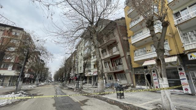 Malatya'da 4,7 büyüklüğünde deprem sonrası bir bina öne doğru yattı, cadde kapatıldı