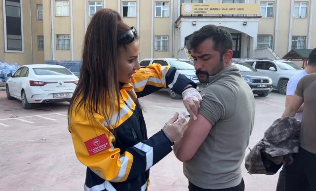 Bakan Koca'nın uyarısının ardından harekete geçildi! Hatay'da mahalle mahalle gezip tetanos aşısı yapıyor