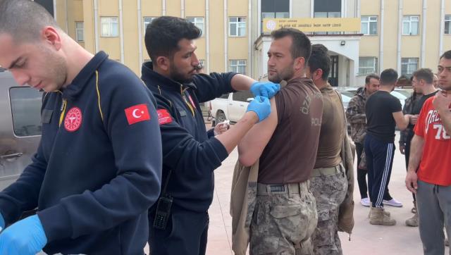 Bakan Koca'nın uyarısının ardından harekete geçildi! Hatay'da mahalle mahalle gezip tetanos aşısı yapıyor